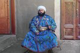Rok 1911. Poslední emír emirátu Buchara (na území dnešního Uzbekistánu), Muhammed Ali Khan (1880-1944). Slavnostní portrét je pořízený krátce poté, co se emír chopil moci. Jako vládce autonomního městského státu v islámské střední Asii rozhodoval o vnitřních záležitostech svého emirátu jako absolutní monarcha i přes to, že od poloviny 19. století byla Buchara vazalem ruské říše. Po revoluci a se zřízením sovětské moci v Buchaře v roce 1920 uprchl emír do Afghánistánu, kde v roce 1944 zemřel.