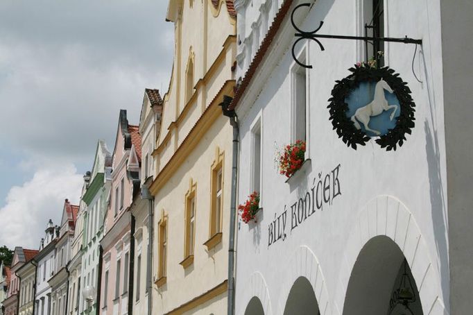 Hotel Bílý koníček, Třeboň. Architektem historické budovy je projektant rybníku Štěpánek Netolický.