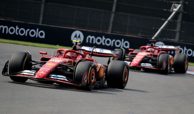 Piloti Ferrari Carlos Sainz junior a Charles Leclerc ve VC Mexika F1 2024