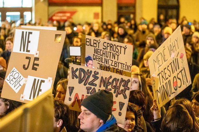 Demonstrace za spravedlnost pro oběti sexuálního násilí před Ministerstvem spravedlnosti.