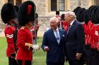 Trump a Karel III. spolu v kočáře. Královské "hýčkání" bezprecedentní návštěvy