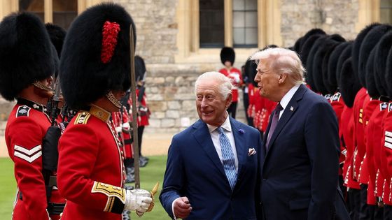 Trump a Karel III. v kočáře i na přehlídce. Královské hýčkání bezprecedentního hosta