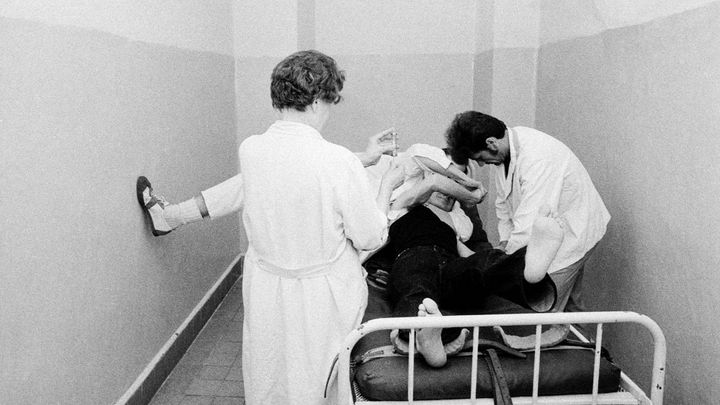 Obrazem: Injekce, alkohol a zvracení. Jak z alkoholiků dělali nadšené abstinenty; Zdroj foto: ČTK