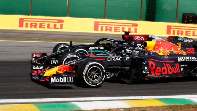 Souboj Maxe Verstappena v Red Bullu a Lewise Hamiltona v Mercedesu v Sao Paulu