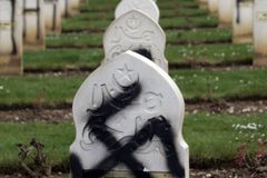 Francie honí vandaly, kteří zničili muslimské náhrobky