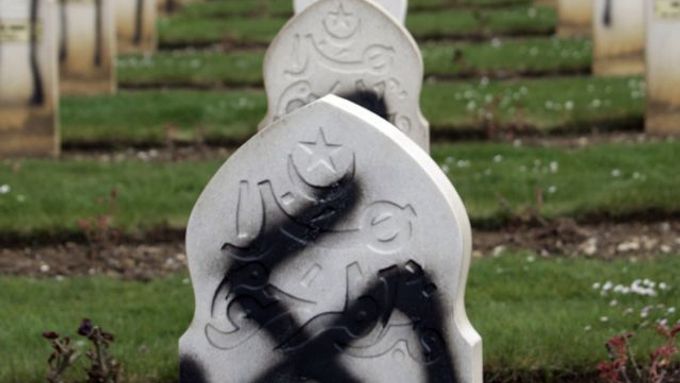 Znesvěcené hroby na hřbitově Notre Dame de Lorette.