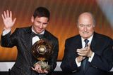 Lionel Messi převzal ceněnou trofej z rukou prezidenta FIFA Seppa Blattera.