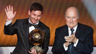 Lionel Messi převzal ceněnou trofej z rukou prezidenta FIFA Seppa Blattera.