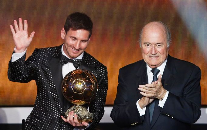 Lionel Messi převzal ceněnou trofej z rukou prezidenta FIFA Seppa Blattera.