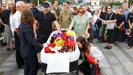 Přátelé, spolubojovníci i představitelé kulturní scény přicházejí uctít památku člověka, jenž se nebál jít proti proudu, ať už na plátně nebo v životě.