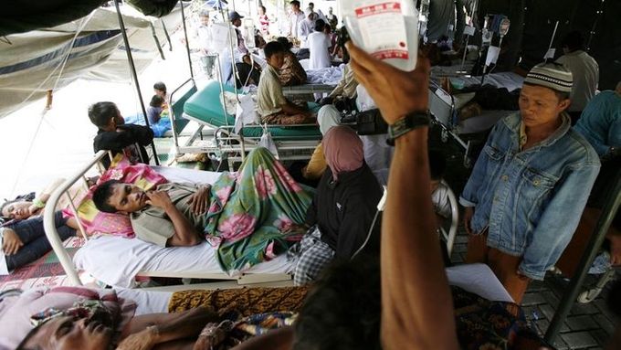 Lidé z nemocnice v Bangkulu se po včerejším zemětřesení ocitli v provizórních přístřešcích