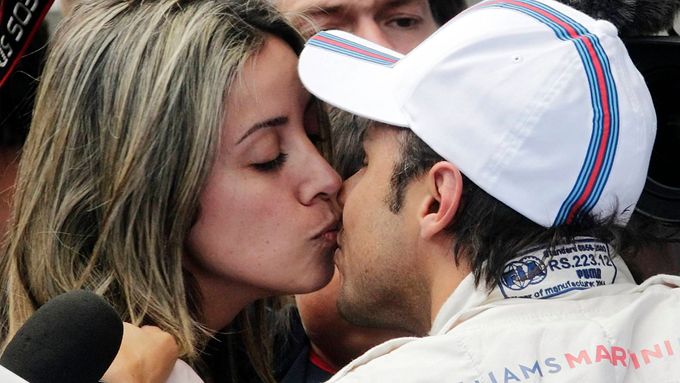 Felipe Massa líbá po vítězné kvalifikaci ve Spielbergu manželku Annu Rafaelu Bassiovou