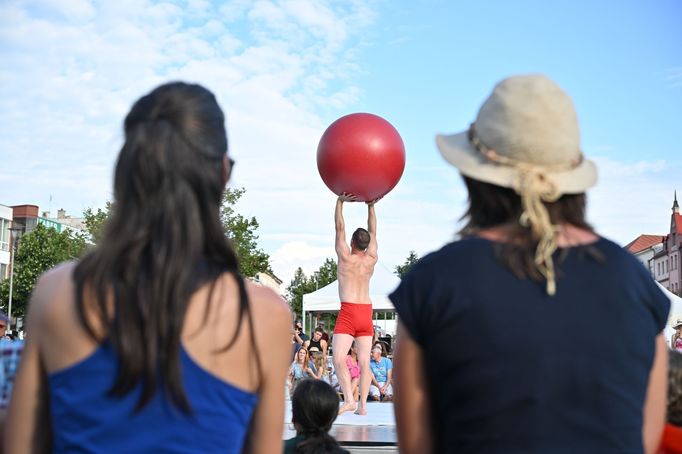 Vystoupení Romana Škadra nazvané Absurd Hero na čtvrtečním zahájení festivalu KoresponDance.