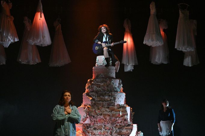 Barbora Perná jako hraběnka Almaviva, Jarmila Balážová v roli Cherubína a Jekatěrina Krovatěva coby Zuzana.