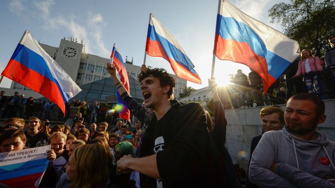 Protestující v ruském Vladivostoku.