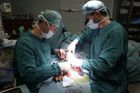 IKEM transplantoval pět orgánů současně, poprvé tenké střevo