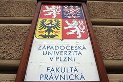 Odstupte, žádají děkana 2 studenti na právech v Plzni