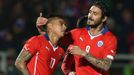 Fotbalisté Chile se radují z branky (Vargas, Pinilla)