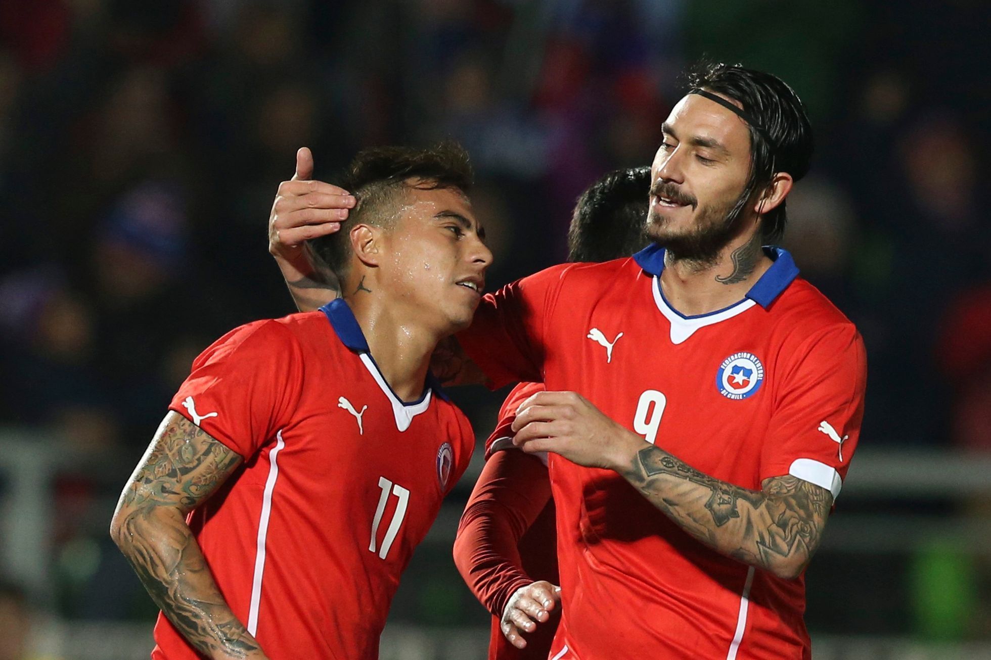 Fotbalisté Chile se radují z branky (Vargas, Pinilla)