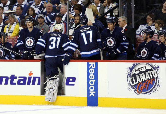 Ondřej Pavelec střídá v zápase Winnipegu s Chicagem