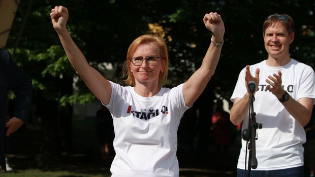 Okamura je pravičák, já levičák, tvrdí Konečná. Nechce "řešit, jak přemýšlí chlap"