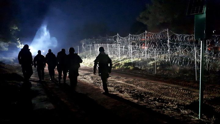 Migranti se pokusili překonat hraniční ploty do Polska. Policie našla mrtvého Syřana; Zdroj foto: Reuters