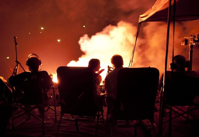 Gun Enthusiasts Gather for Machine Gun Shoot in Rural Arizona 2012-10-19 00:00:00 epa03515001 (20/22) Visitors to the Big Sandy Machine Gun Shoot watch as smoke and fire rises from the shooting range at night outside Wikieup, Arizona, USA, 19 October 2012. Twice a year, the Big Sandy lures gun enthusiasts to the Sonoran Desert for a weekend of firing heavy weaponry. EPA/JIM LO SCALZO