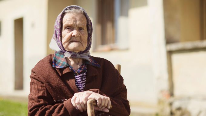Nejnovější studiu potvrzuje stárnutí a vylidňování odlehlých obcí České republiky