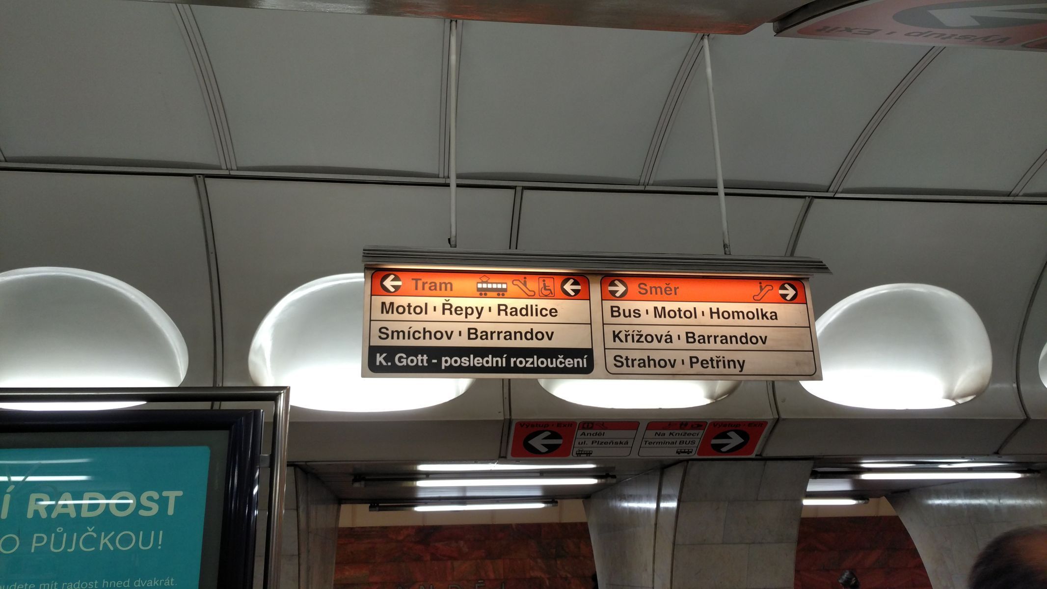Směrovka na rozloučení s Karlem Gottem v metru
