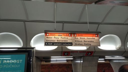 Směrovka na rozloučení s Karlem Gottem v metru