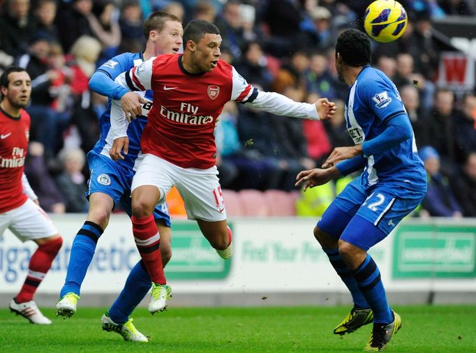 James McCarthy (vlevo) si "podal" také jiného hráče Arsenalu. Ve spolupráce s Jeanem Beausejourem brání Alexe Oxlade-Chamberlaina (v červeném).