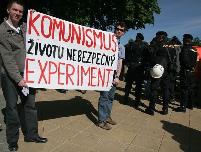 V těsné blízkosti poklidné demonstrace komunistů také poklidně demonstrovali anti-komunisté.