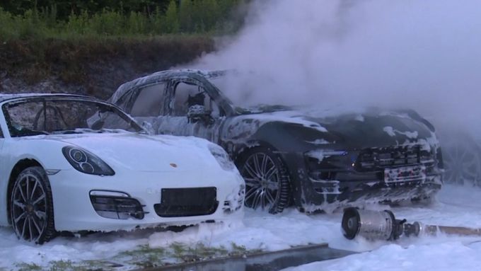 V době konání summitu 20 nejmocnějších zemí světa v německém Hamburku se místní hasiči potýkali s požárem prodejny luxusních vozů Porsche.