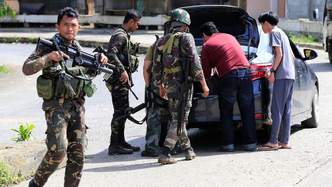 Filipínská armáda v ulicích města Marawi.