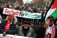 Berlínská policie zakázala na demonstraci vlajky USA a Izraele kvůli hrozbě antisemitských projevů