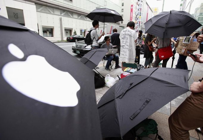 People wait in line to buy Apple Inc's iPhone 5 outside an Apple Store in Tokyo's Ginza district September 21, 2012. A crowd of over seven hundred people gathered outside the store from early morning on the first day of sales in Japan for Apple's iPhone 5. REUTERS/Yuriko Nakao (JAPAN - Tags: BUSINESS SCIENCE TECHNOLOGY) Published: Zář. 20, 2012, 11:10 odp.