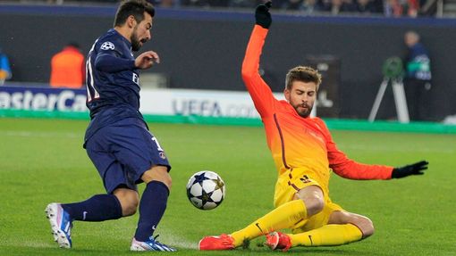 Fotbal, Liga mistrů, Paris St Germain - Barcelona:  Ezequiel Lavezzi - Gerard Pique