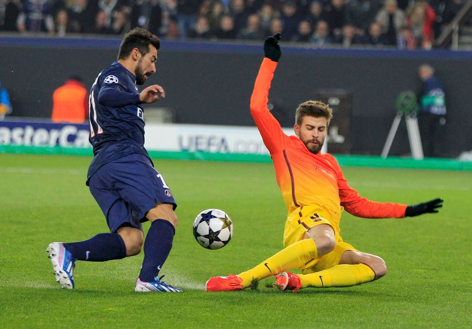 Fotbal, Liga mistrů, Paris St Germain - Barcelona:  Ezequiel Lavezzi - Gerard Pique