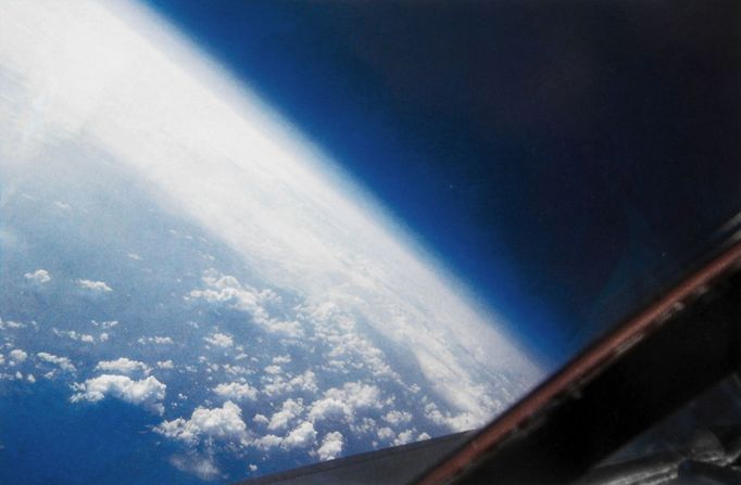 Pohled z kokpitu během jednoho z letů. Snímek pochází z dokumentárního knihy The Untouchables z roku 1994.