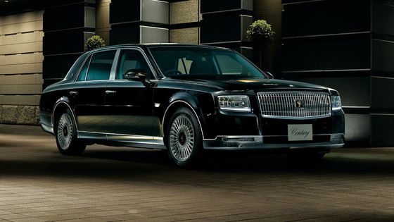 Toyota Century je japonská luxusní limuzína, jejíž minulou generaci využívá i císařská rodina.