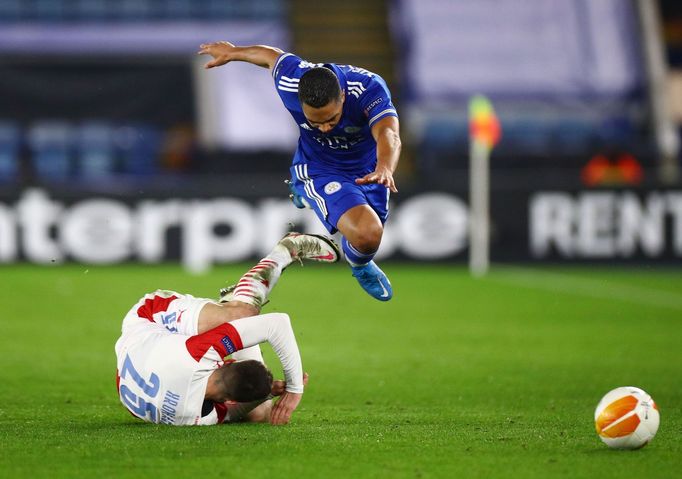 Youri Tielemans a Jakub Hromada v odvetě  2. kola  Evropské ligy Leicester  - Slavia