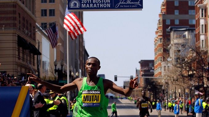 Maratonec Geoffrey Mutai právě překonává světový rekord.