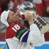 Ondřej Palát s pohárem pro mistry světa po finále MS 2024 Česko - Švýcarsko