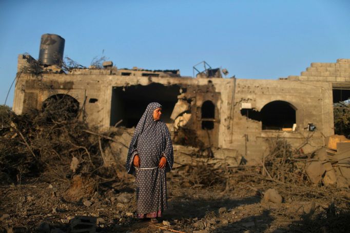 Palestinská žena se rozhlíží před domem, který v úterý v ranních hodinách zničil izraelský raketový nálet.