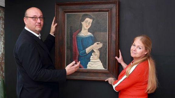 Tomáš a Marie Hejtmánkovi s obrazem Švadlena Františka Muziky