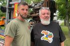 Brzký budíček před velvyslanectvím Ruska. Češi převáželi ukrajinskou techniku
