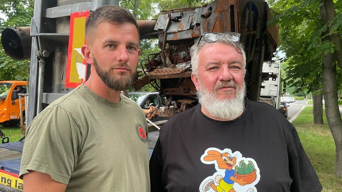 Aktuálně.cz zachytili, jak mizely ukrajinské zemědělské stroje z prostranství před velvyslanectvím Ruska v Praze.