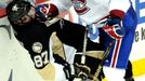 Hvězda Pittsburghu Sidney Crosby dostala ránu od P.K. Subbana z Montrealu.