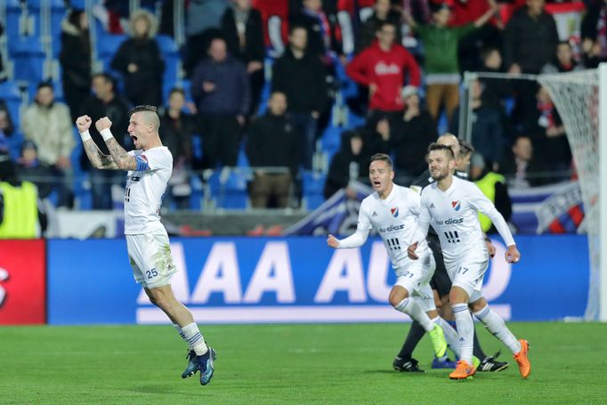 fotbal, MOL Cup 2018/2019, Viktoria Plzeň - Baník Ostrava, Jiří Fleišman a hráči Baníku se radují z gólu