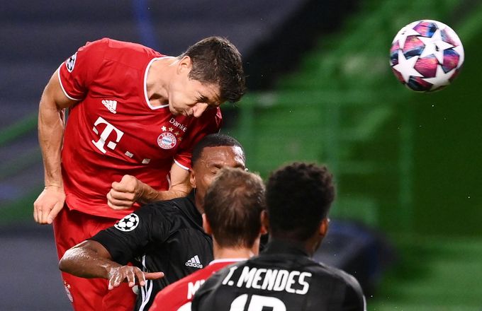 Robert Lewandowski dává třetí gól Bayernu v síti Olympique Lyonnais v semifinále Ligy mistrů 2019-20.